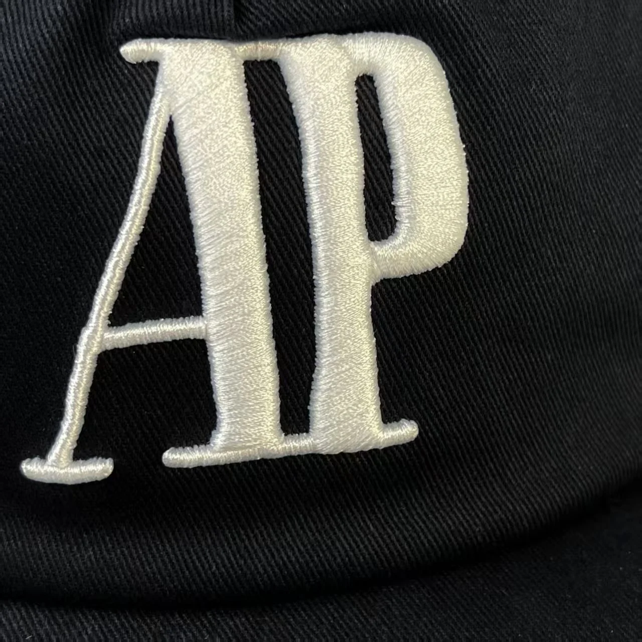 オーデマピゲ APロゴ入りトラヴィスマシューキャップ Audemars Piguet x Travis Scott Cactus Jack Black Cap – Limited